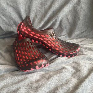 Men's Red and Black Water Shoes - Size 10.5 (EUR44)